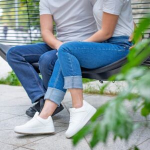 牛仔褲的最佳配件: 風格綁帶休閒小白鞋, 質輕柔軟好穿搭